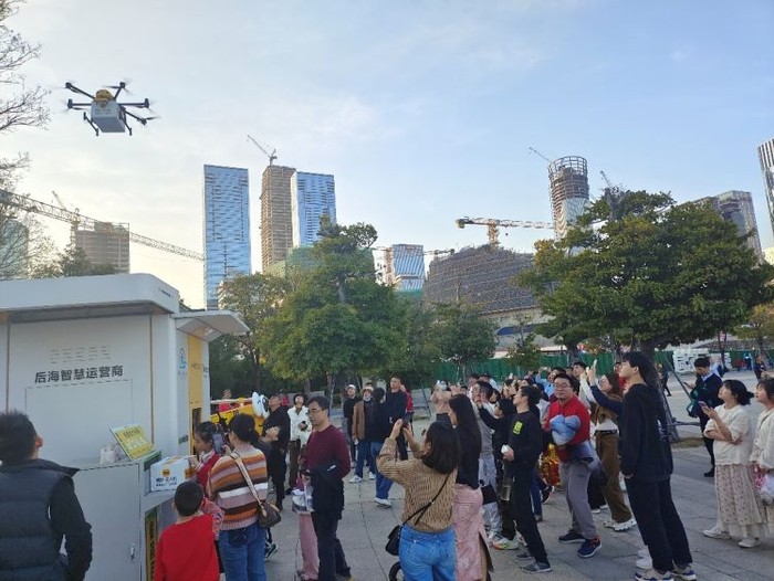 ▲春节期间，无人机在深圳人才公园配送奶茶汉堡等商品