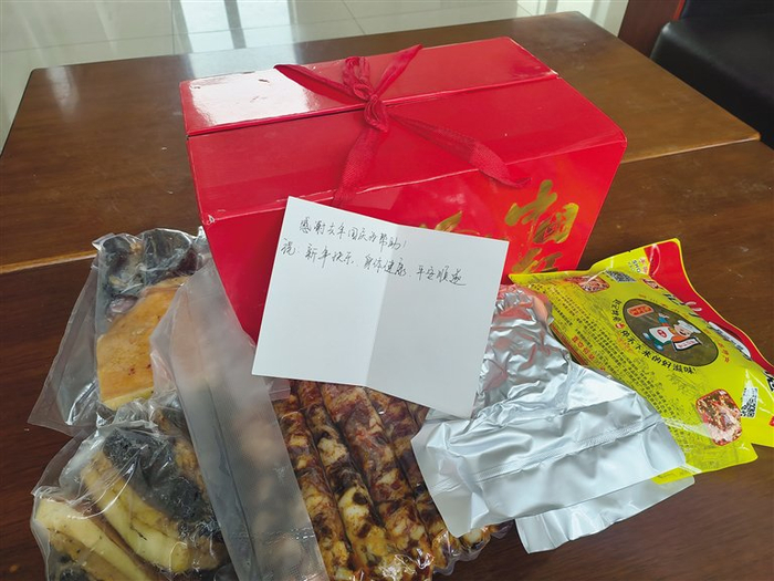 跨越2300公里 民警收到"神秘包裹" 背后的故事很暖心_新浪新闻