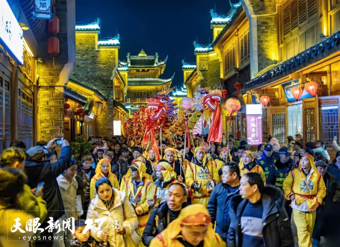 人头攒动的铜仁市中南门古城.王筑平 摄