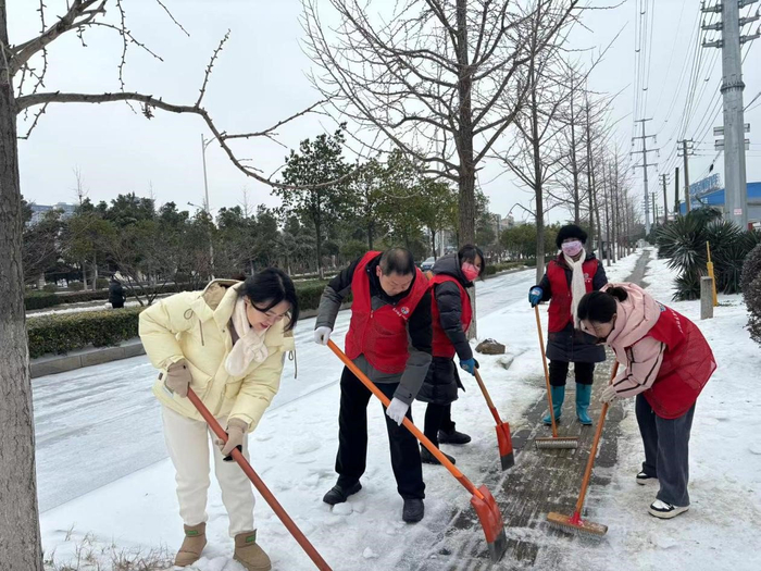 太平洋寿险黄冈中支到长江社区铲除积雪（太平洋寿险黄冈中支供图）