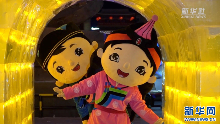 “十四冬”吉祥物“安达”和“赛努”一起夜游呼伦贝尔古城。新华网发