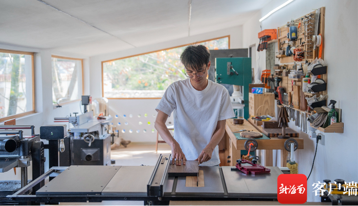 王章宽在工作室做手工木作。记者 李昊 摄