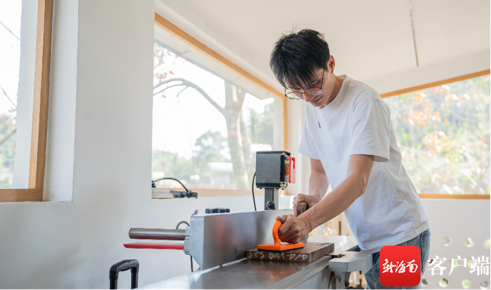 王章宽在工作室做手工木作。记者 李昊 摄