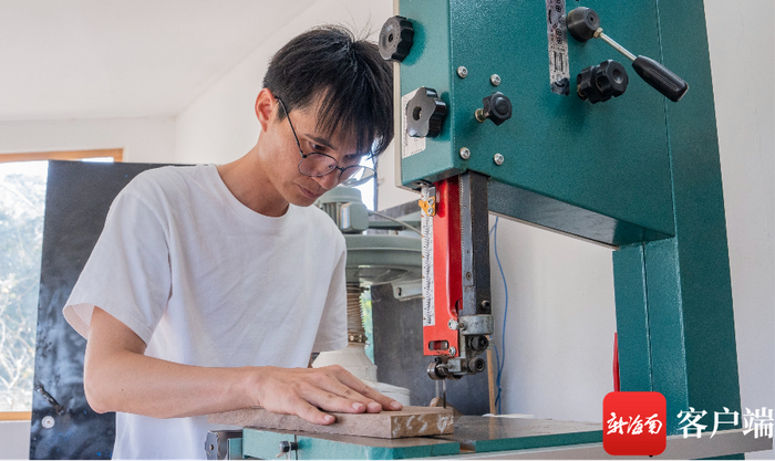 王章宽在工作室做手工木作。记者 李昊 摄