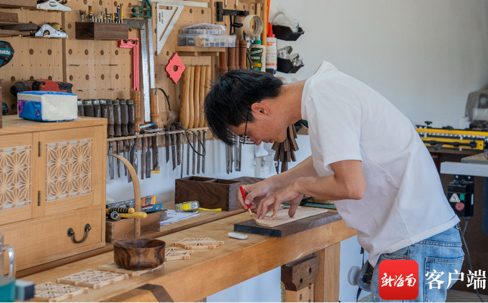王章宽在工作室做手工木作。记者 李昊 摄