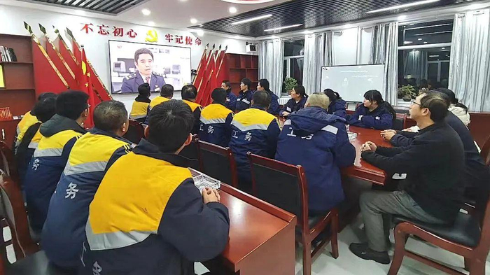 赵丕,中共党员,现任兰州西机务段兰州西动车运用车间党支部书记,曾