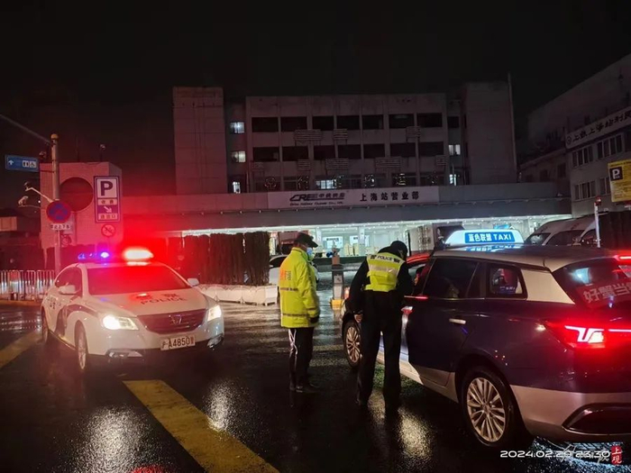 南广场秣陵路、华康路交叉口，工作人员在疏导交通。