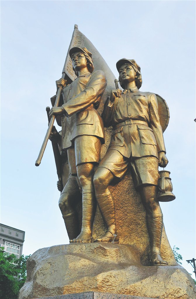 琼海市阳江镇中心的红色娘子军群塑。海南日报记者 王凯 摄