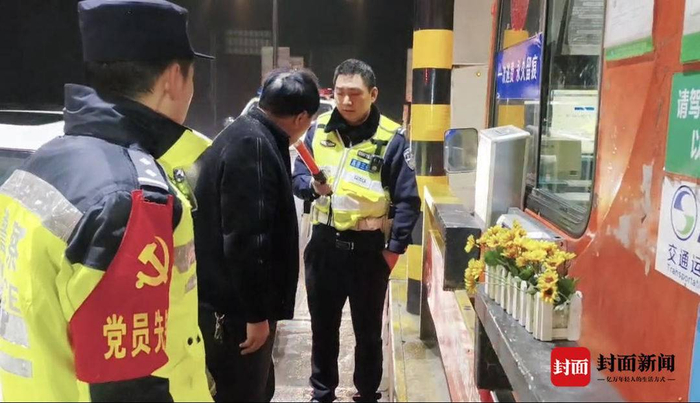 对男子进行酒精测试