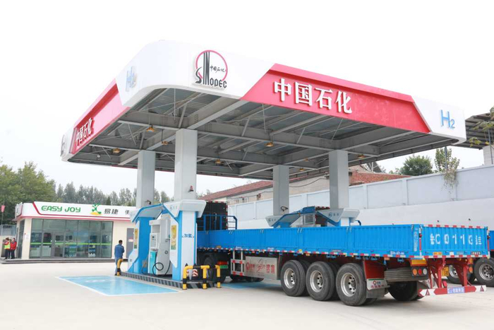 图为中国石化首座炼油销售一体化“微管网”加氢站-山东淄博加氢站。