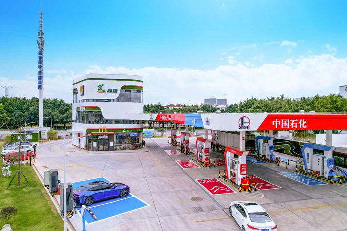 图为中国石化广东石油东明三路综合加能站。