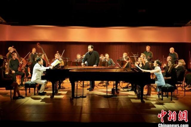 郎朗和吉娜双钢琴演奏《在小船上》如梦似幻。受访者供图