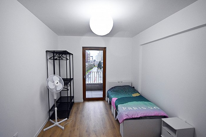 当地时间2024年2月26日，法国巴黎，建设中的巴黎奥运村，一间运动员卧室配备了风扇。（图片来源：视觉中国）