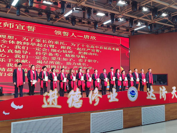 宛城区教体局党组副书记武向东和孙剑波校长为班主任和备课组长送去纪念礼物