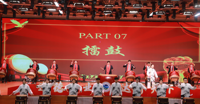 孙剑波校长带领学校领导班子一同击鼓