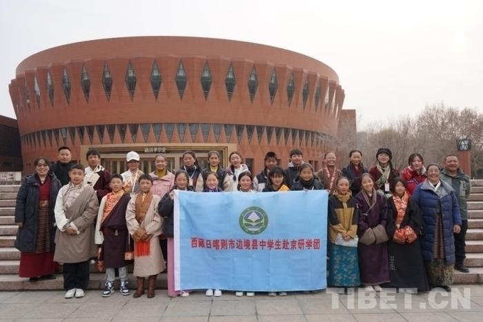 图为研学团师生在清华大学内留影 摄影:王茜