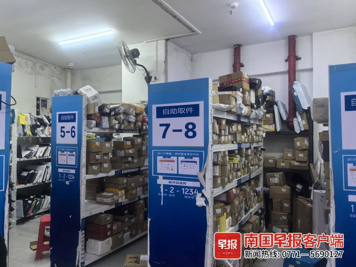 菜鸟驿站已经成为了一些快递员默认的放置点。记者 闫芬丽 李艺 摄