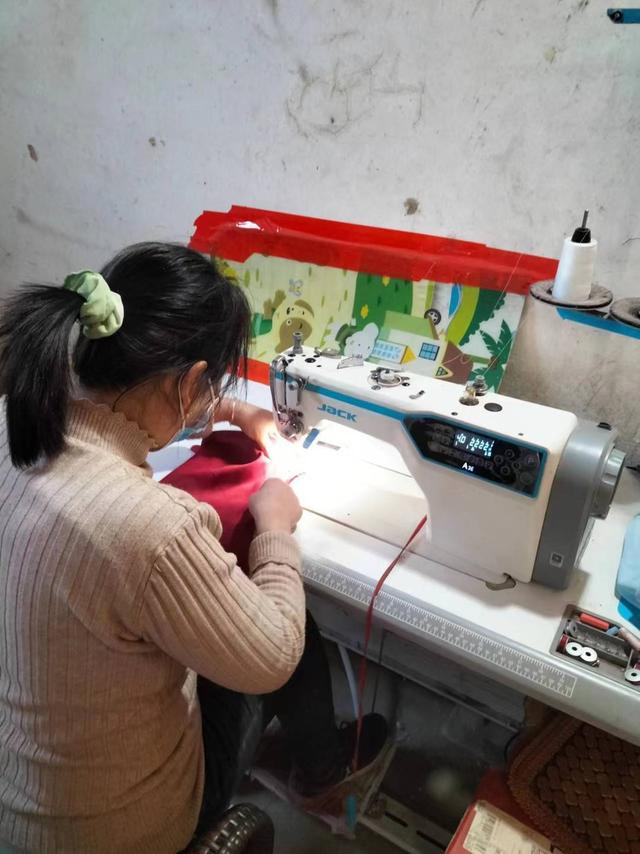 当地居民正在家里裁剪汉服上衣。受访者供图