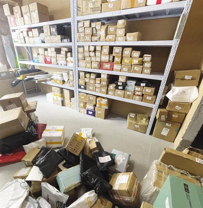     快递驿站每天都有很多快递抵达