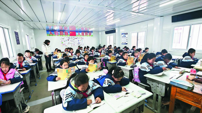 官亭镇中心学校的孩子们正在上课.