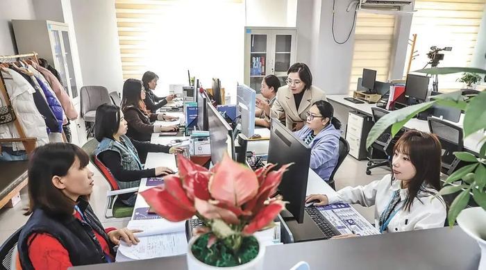 图为佳佳客服部员工正在登录翼贸通SaaS外贸综合服务平台，为企业审核报关订单。记者 董旭旭 摄