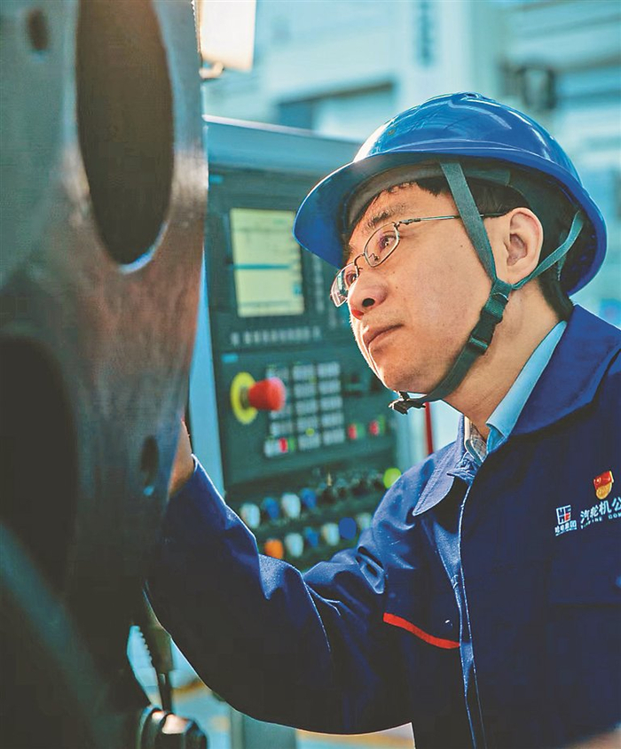     董礼涛在工作中。受访者提供