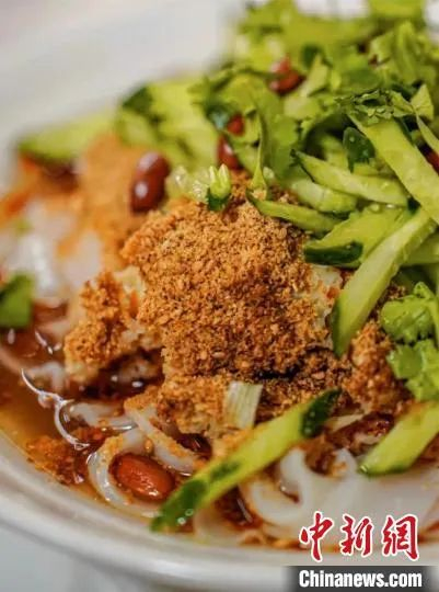 凉皮是石河子市的一张美食名片。史玉江摄