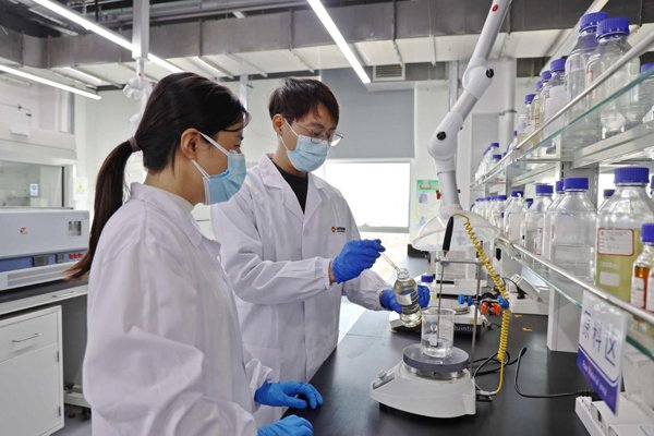 宁夏煤业煤化工研究院研发员进行高端润滑油调和实验.受访者供图