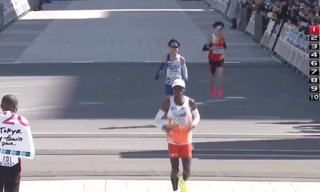 2024年东京马拉松，基普乔格表现不佳。  视频截图