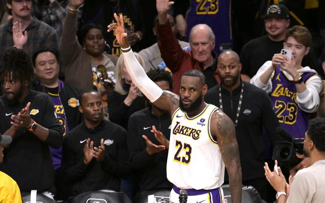 詹姆斯完成40000分里程碑后，向现场观众致意。  图/IC photo