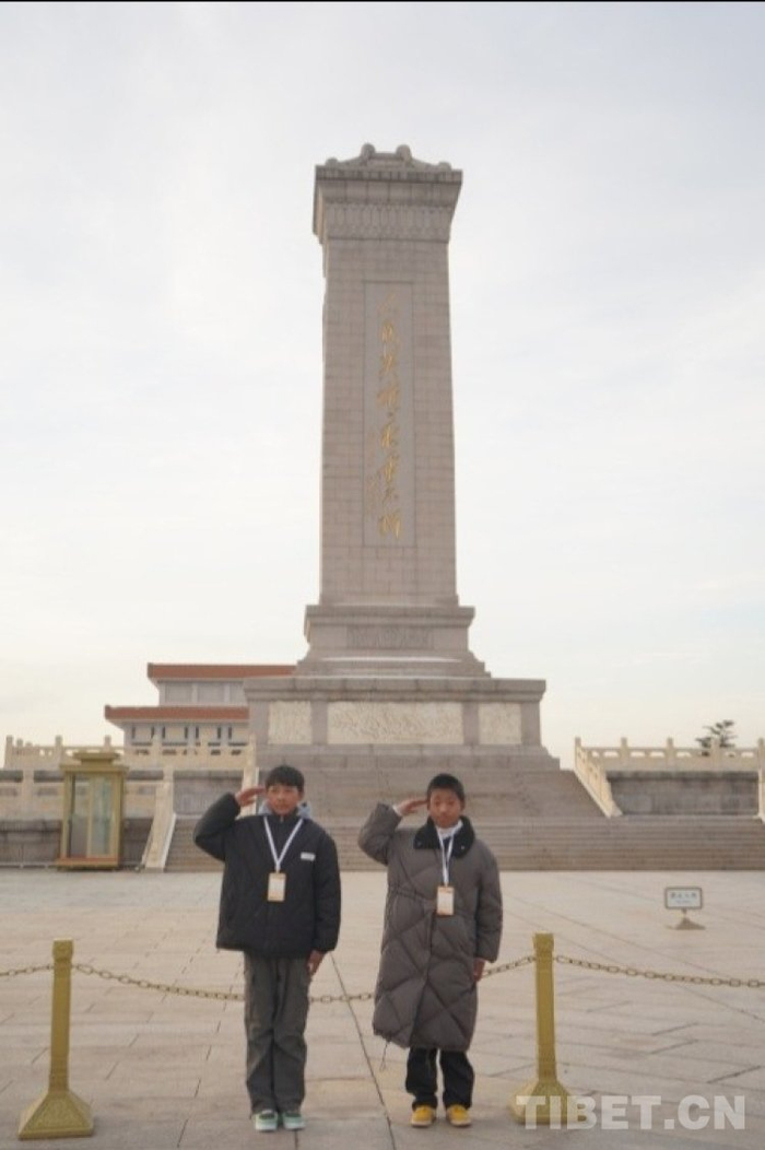 研学活动的22名中学生中的扎西平措郑重其事地向人民英雄纪念碑敬礼