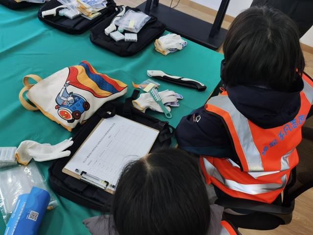 志愿者接受培训，小小的红外监测相机其实藏着许多专业知识。 陈玺撼摄