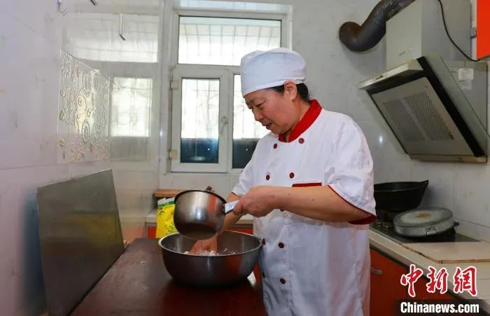 憨莉是第三代石河子凉皮制作技艺传承人。王艺蒙摄