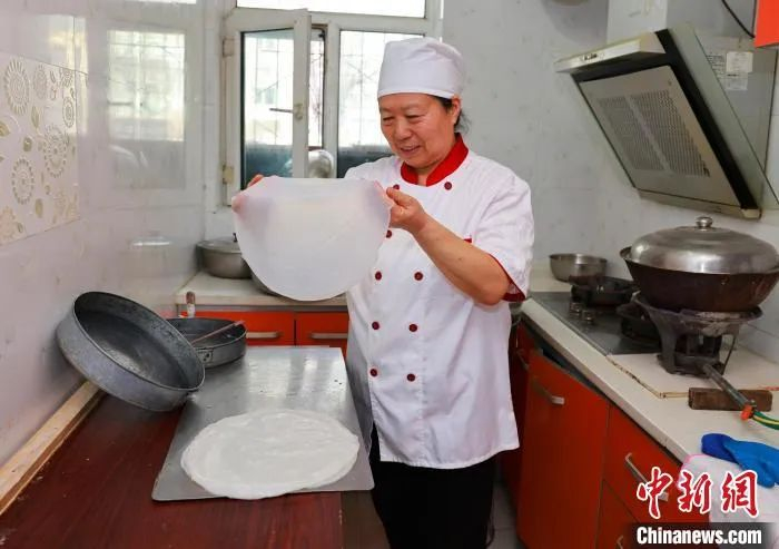 说到秘诀，憨莉称，制作凉皮不难，难在制作出一张好凉皮。王艺蒙摄