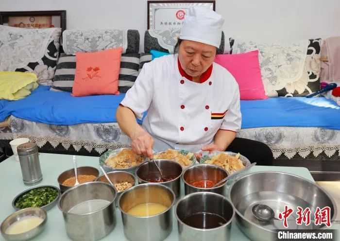 配方有讲究，憨莉熬制卤汁的调料有20多种。王艺蒙摄