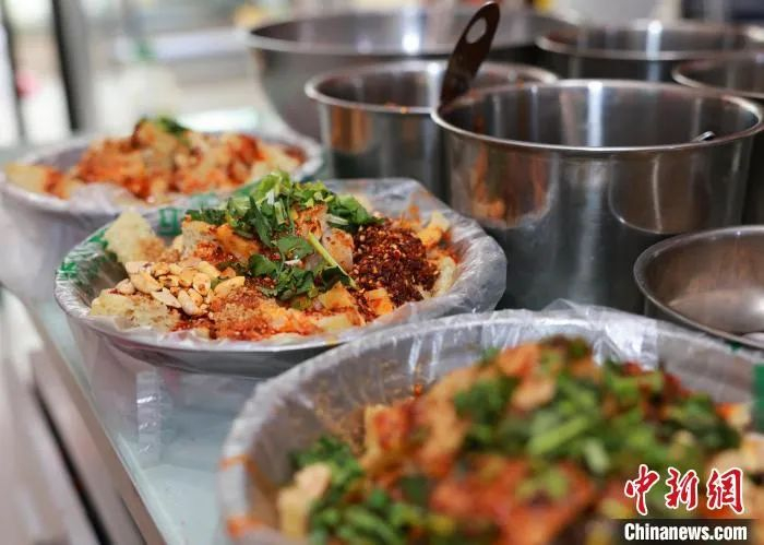 经过几十年的积淀，外地游客到此，都会慕名品尝石河子凉皮。王艺蒙摄