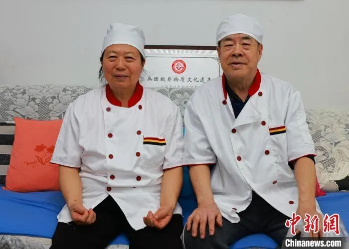 憨莉说，石河子凉皮受欢迎，靠的是一直保持不变的味道和品质。王艺蒙摄