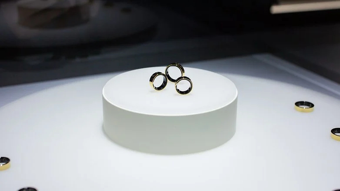 三星 Galaxy Ring 在三个不同的水族箱中展示，分别为金色、黑色和银色。｜来源：nextpit