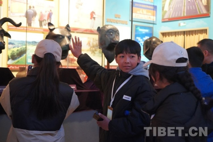 图为扎西平措为同学介绍自己知道的关于兽首的历史摄影:王茜扎西卓玛