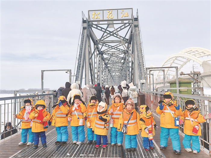     广西“小砂糖橘”在哈尔滨松花江铁路大桥合影。    图片由受访者提供