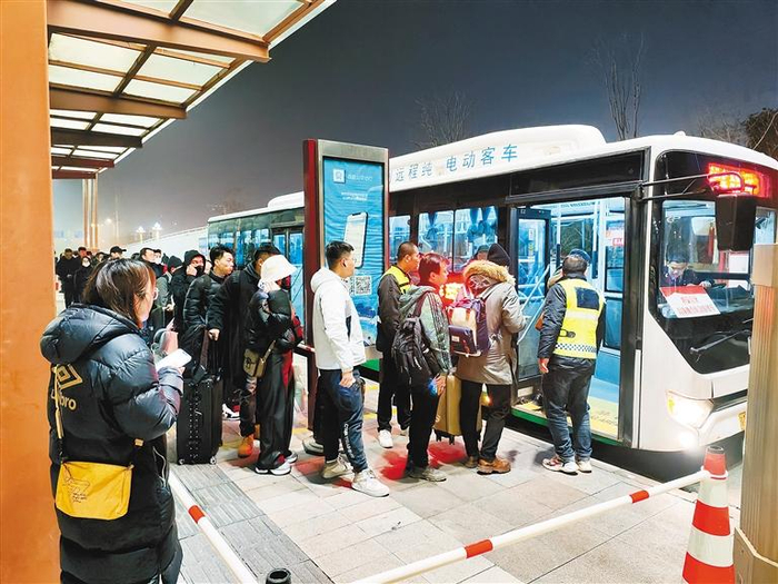 夜归高铁旅客正在排队上车 受访单位供图