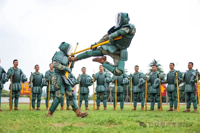 某旅组织班长骨干进行刺杀对抗竞赛.