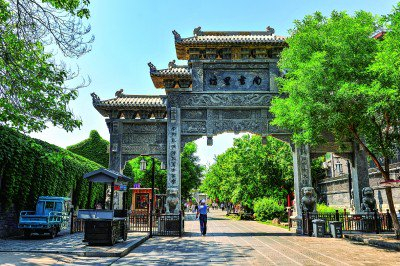 　　古街上的牌坊尚书里坊。青州市委宣传部供图