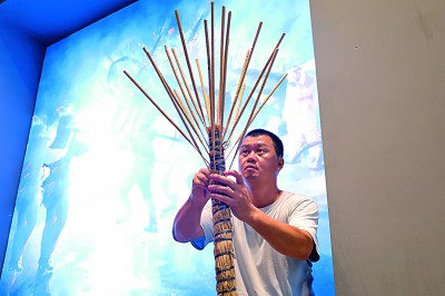     手艺人在非遗馆内制作犁狮尾巴。刘荣东摄