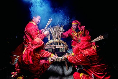     村民给蓆狮点香“热身”。刘阳春摄