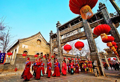 　　古街上的知府巡街表演。青州市委宣传部供图