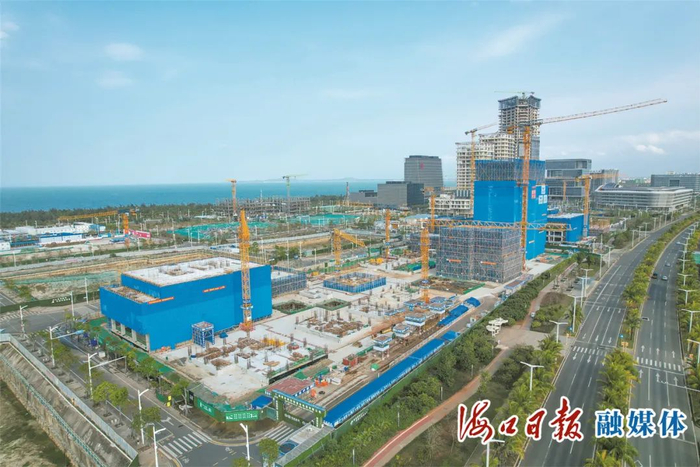 　　3月1日，俯瞰位于江东新区的海控·江东广场项目，现场一派繁忙的施工景象。海口日报融媒体记者 孙士杰 摄