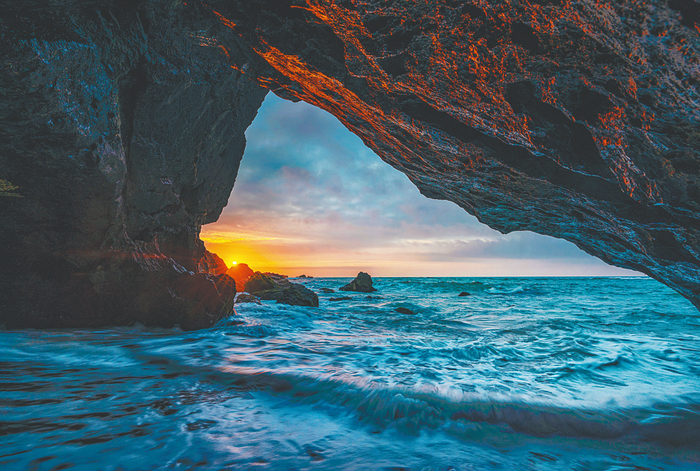 　　万宁山钦湾燕子洞日出。佳虹 摄