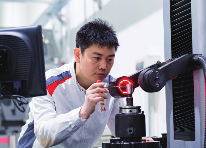 全国人大代表杨永修在车间工作