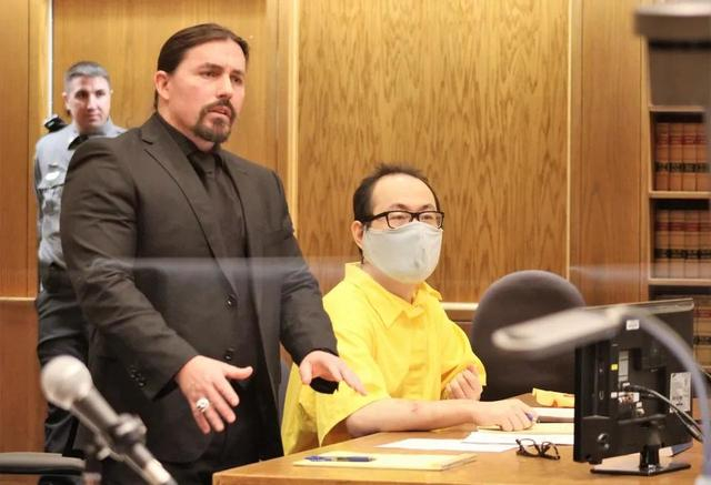 ▲2022年12月5日，潘勤轩（右）在庭审现场